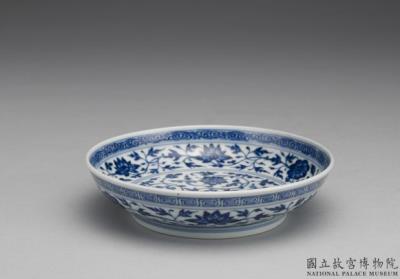 图片[2]-Dish with Indian lotus scrolls in underglaze blue, Qing dynasty, Qianlong reign (1736-1795)-China Archive